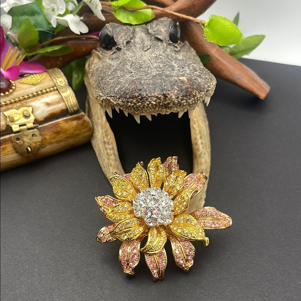 Nolan Miller floral brooch 🔥